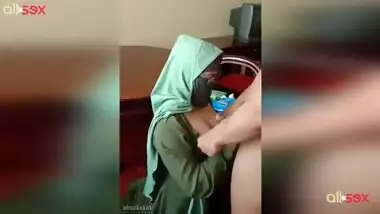 Video where the Indian fucks woman in a hijab and cums on her head