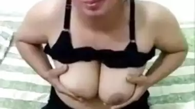 Beautiful Paki Pathan Milf Showing Boobs To Lover