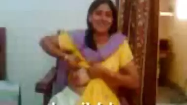 Desi hot aunty showing boobs