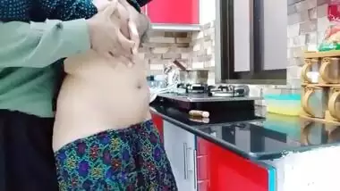 Full Video : Pakistani Beautifull Wife Fucked In Kitchen While She Is Cooking With Clear Hindi Audio