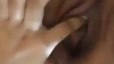 Indian webcam model puts fingers into her peach but then gets dressed