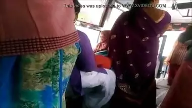Big Back Aunty in bus more visit indianvoyeur.ml