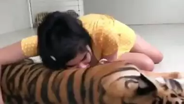 Desi girl deploying her braless boobs on tiger