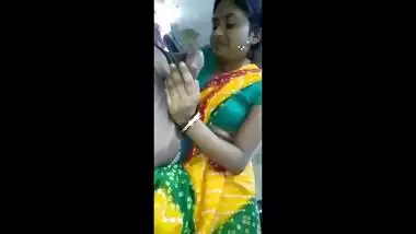 nice aunty saree sucking