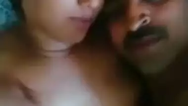 Indian couple fuck in this dehati sex video