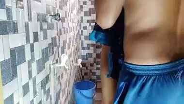 Tau Jee Ki Badi Ladaki Ko Baathroom Mein Nahaane Ke Choda