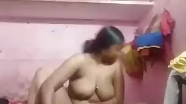 Super horny Desi Bhabhi masturbating on cam