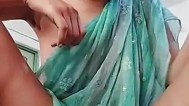 Beautiful Bhabhi wearing only Saree showing her beautiful body