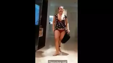 Desi XXX aunty doing sensual dance on Punjabi song showing deep cleavage