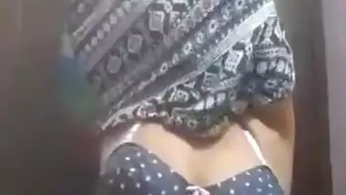 Sexy Desi girl Shows her Boobs and Pussy