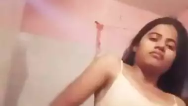 Desi Girl Shows Her Boobs