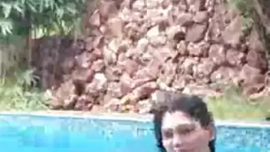 Mallu girl pussy spotted in swimming pool