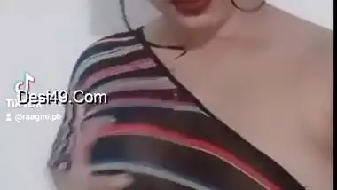 Desi Hot Girl Desperate for Followers Shows her Nipples