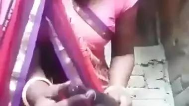 Village bhabhi inserting belon in pussy