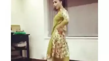 UK Pakistani Uni Girl Dance Non Nude...