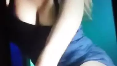 Milky Ayesha Teasing with her Busty Cleavage on Tango