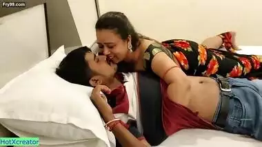 Bengali bhabhi hot amazing XXX sex for rupee!! with clear dirty audio