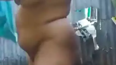 Outdoor Desi XXX video of chubby Bangladeshi mature taking a shower