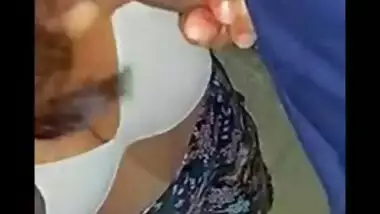 Amateur threesome XXX video of filthy Desi bhabhi blowing two cocks