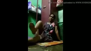 Tamil wife masturbating pussy in the kitchen selfie video