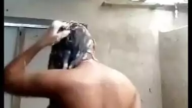 Desi village girl show her big boob bath video