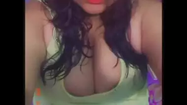 Desi girl showing her big boobs