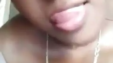 Extremely hot Bengali boudi squeezing boobs & show naked