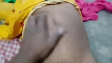 Desi village Bhabhi nude pussy captured on cam