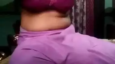 Desi village bhabi mouya mid night fing her pussy