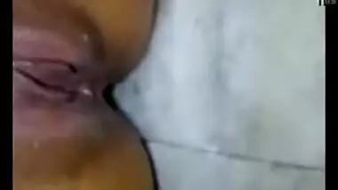 Desi bahu enjoy Chut sex by Fingering of Mehandi hand