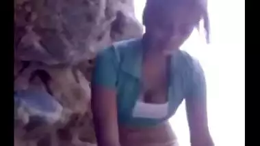 Outdoor mms sex scandal of Indian legal age teenager college gal