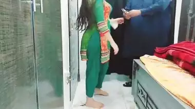 Pakistani hottie gets paid for private XXX dance for Desi client