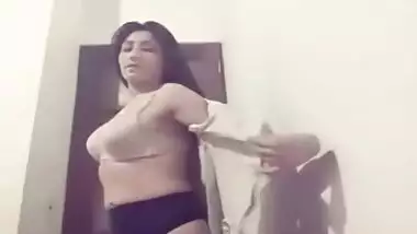 Paki Nude Selfie Video Of Sexy Figured Aunty