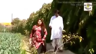 Desi Bhabhi has funny affair in fields