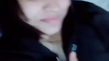 Sexy Pak Girl Showing her Boobs