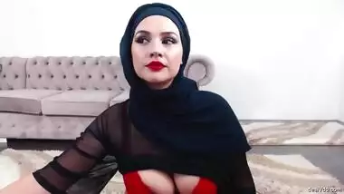 Horny Bhabhi Showing her erotic dancing and her big boobs