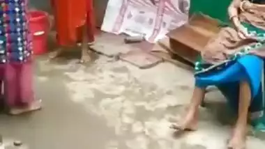 Married Bhabi Changing Saree