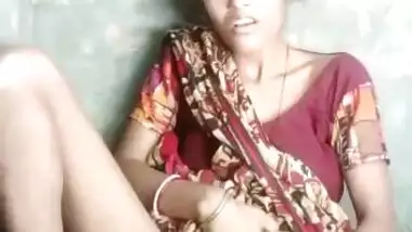 Poor village wife masturbating pussy with veggie