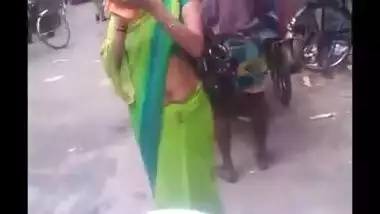 Aunty navel expose in public