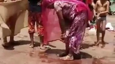 Aunty Lifting Saree Outdoor Captured Hidenly