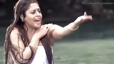 Huge Boob HOUSEWIFE Nagma Bathing Scene