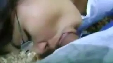 Indian teen girl sucks her lover’s dick in the park