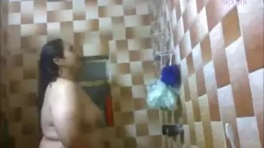 Big boob punjabi bhabhi taking shower soaping...