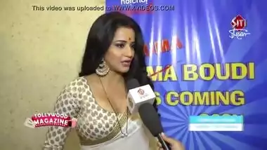 Hot Bhojpuri bombshell wife sweating in big huge boobs...