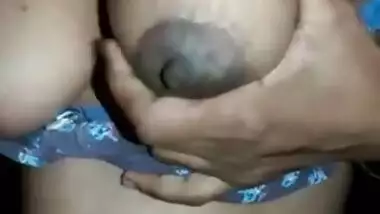 Tight maal showing her boobs