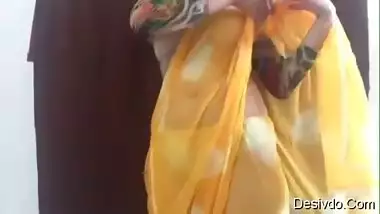 Simran bhabi showing boobs in yellow saree
