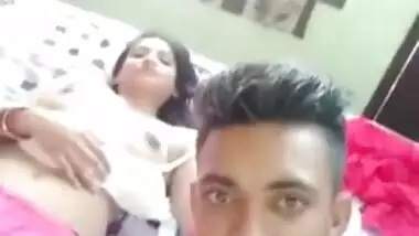 Desi girlfriend boob show in the bedroom