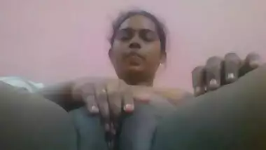 Fat Desi pussy show MMS video