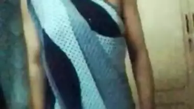 Aunty In Sleeveless Saree.