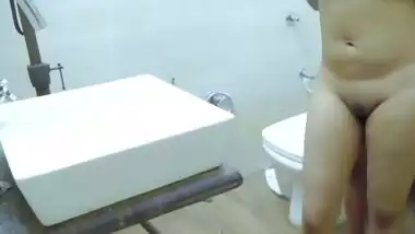 Indian hot couples romance in bathroom sexy video